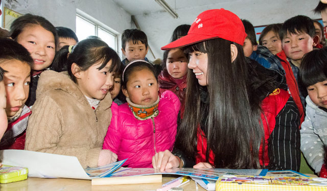 图为1月21日，河南滑县革命老区桑村乡齐邱中心小学三年级一班，国网滑县供电公司‘小红帽’青年志愿者向孩子们讲解电力安全宣传画。