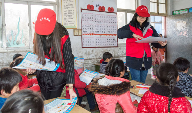 活动受到师生、家长的一致好评，齐邱中心小学的刘校长说道：“你们电力‘小红帽’真是俺校园美丽的红色风景线啊！”图为1月21日，河南滑县革命老区桑村乡齐邱中心小学三年级一班，国网滑县供电公司‘小红帽’青年志愿者向孩子们发放电力安全宣传画。