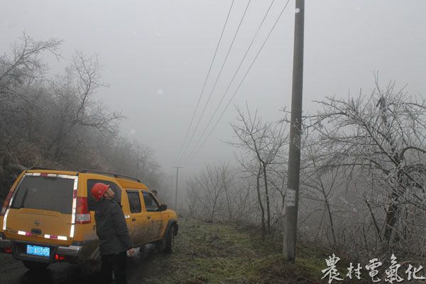 松林所：严密监控线路覆冰情况.JPG