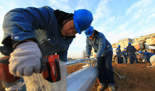 　　农村电气化网讯：1月19日，舞阳县供电公司30余名施工人员前往该县文峰乡，对35千伏光伏项目接入系统配套输电线路的铁塔进行组立作业。据悉，该项目是舞阳县重点工程，舞阳公司集齐人力、物力跟进此项工程，助推县域经济发展。