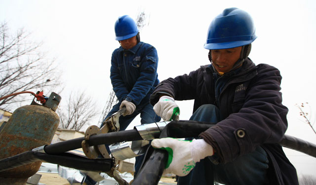 农村电气化网讯：1月12日，雪后初霁，气温低至冰点，舞阳县供电公司45名施工人员对该县保和乡陡沟陈村三个台区进行配网改造建设，以扩大供电半径，满足该村189户居民的用电需求。