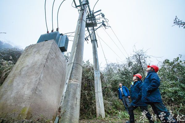 1、1月22日，余庆供电局职工正在对县域重冰区关兴镇狮子场村的融冰设备进行最后的调试检查。（王仁磊  摄）.jpg