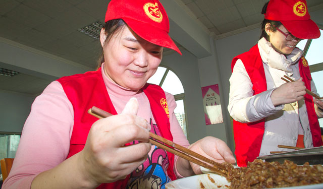 　　农村电气化网讯：“这热腾腾的饺子一下肚，又感觉浑身是劲了，谢谢你们。”2月1日，国网滑县供电公司刚结束变压器检修工作的施工人员刘书海吃着饺子高兴地说。图1为，2016年2月1日，农历祭灶，河南滑县供电公司青年志愿者正在为一线员工包饺子。