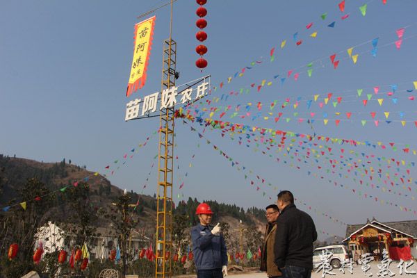 2月8日，处理完客户故障，潘武忠在与客户交流。他告知客户要绿色用电、节约用电、安全用电。期盼已久“春节”假期已经来临，但凯里供电局城区分局配电三班高级作业员、全国劳模潘武忠毅然主动放弃春节假期与家人出门旅游休息机会，坚守岗位保安全供电。9.jpg