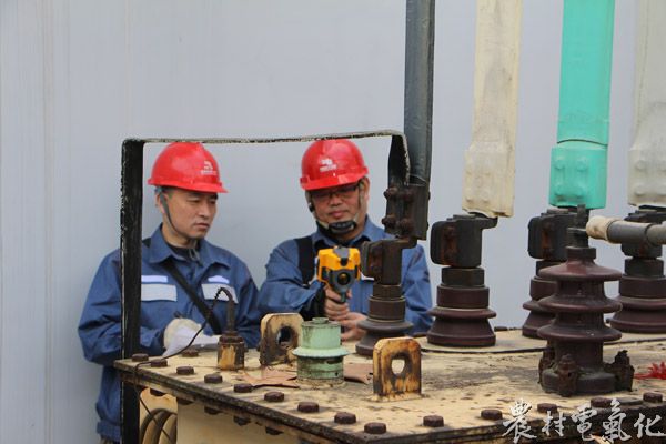 2月8日，潘武忠在为变压器测温。期盼已久“春节”假期已经来临，但凯里供电局城区分局配电三班高级作业员、全国劳模潘武忠毅然主动放弃春节假期与家人出门旅游休息机会，坚守岗位保安全供电。.jpg