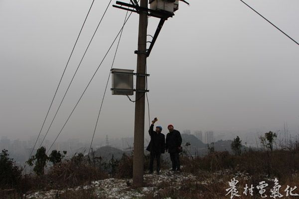 2月2日，凯里供电局城区分局的保电人员正在检查凯里城市电网的供电线路及设备，意味着该局春节保电工作全面启动.JPG