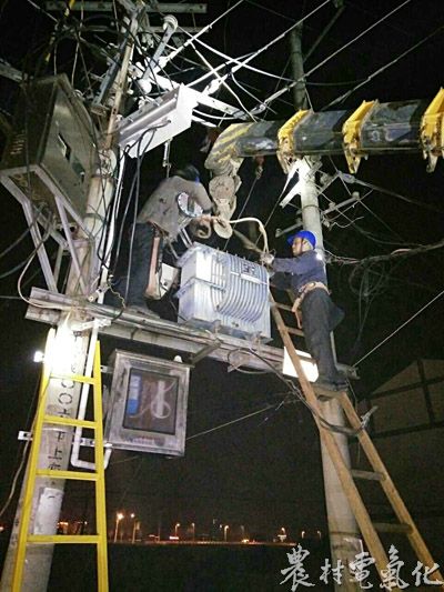 1、2月7日，余庆供电局职工正在对下里村屯上台区进行抢修。（赵胜勇 摄）.jpg