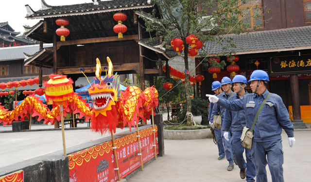 为确保遵义县2016年元宵节文艺晚会在“黔北记忆”演出期间的电力供应，2白18日，遵义县马家湾所精心准备、合理安排、兵分三路，分别对景区供电的线路、箱变、电缆、导线各搭接点等进行特巡特维，及时消除存在的安全隐患，全力确保元宵节期间供电正常。