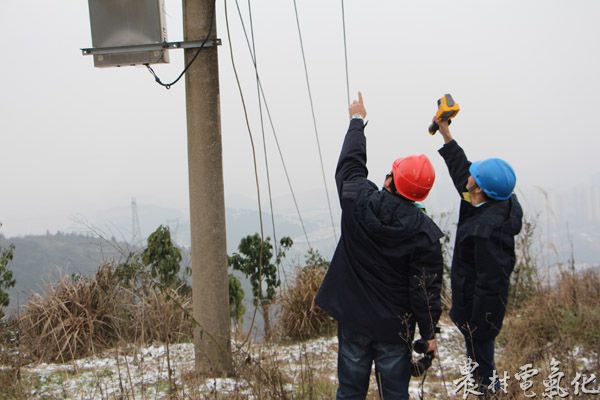 2月1日，凯里供电局城区分局的保电人员正在寒风中特巡线路。3 (1).JPG