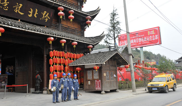 为确保遵义县2016年元宵节文艺晚会在“黔北记忆”演出期间的电力供应，2白18日，遵义县马家湾所精心准备、合理安排、兵分三路，分别对景区供电的线路、箱变、电缆、导线各搭接点等进行特巡特维，及时消除存在的安全隐患，全力确保元宵节期间供电正常。