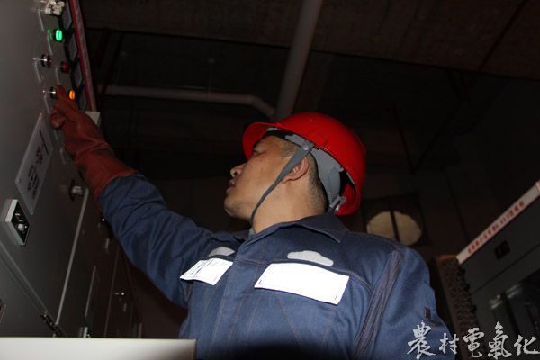 2月8日，潘武忠在10千伏262开闭所检查高压配电柜。期盼已久“春节”假期已经来临，但凯里供电局城区分局配电三班高级作业员、全国劳模潘武忠毅然主动放弃春节假期与家人出门旅游休息机会，坚守岗位保安全供电。8.jpg