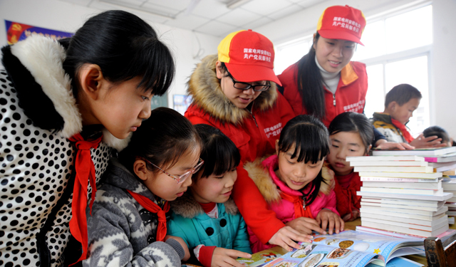 农村电气化网讯：在全国“学雷锋”纪念日到来之际，3月3日，和县供电公司青年志愿者来到该县功桥镇考塘小学，为留守儿童送去文体用品、学习书籍等礼物，向孩子们宣传和弘扬雷锋精神，用实际行动传递青春志愿“正能量”。