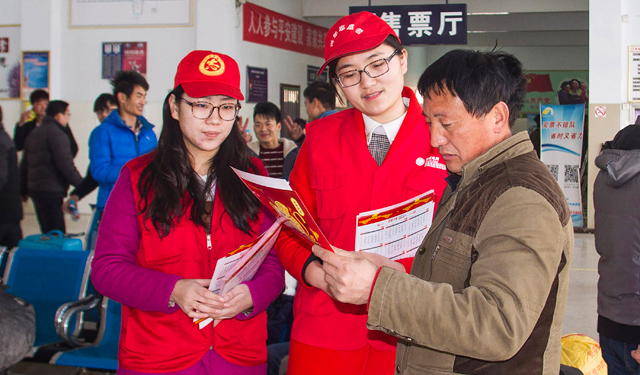 图为3月2日，滑县车站候车大厅内，国网滑县供电公司“小红帽”小红帽青年志愿者正在向旅客旅客发放电力宣传页，现场讲解电力常识。