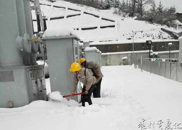 康定运维班除冰.jpg