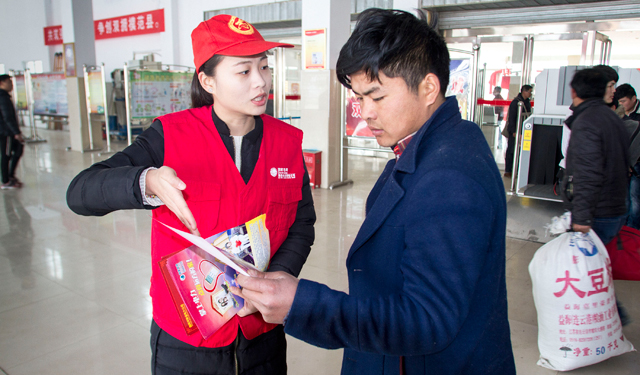 图为3月2日，滑县车站候车大厅内，国网滑县供电公司“小红帽”小红帽青年志愿者正在向旅客旅客发放电力宣传页，现场讲解电力常识。