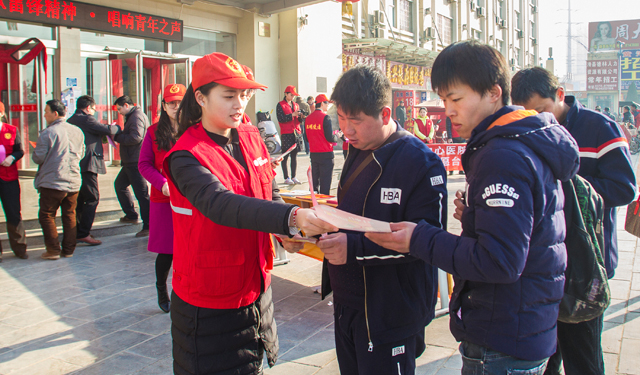 据悉，为提高供电服务质量和效率，助力解决服务群众“最后一公里”问题，该公司团委提前了解群众服务需求，精心准备宣传资料，在设立固定服务台的同时，志愿者主动走进旅客，现场讲解电力常识，解答旅客用电疑惑，帮助客户安全满意用电。图为3月2日，滑县车站广场，国网滑县供电公司设立青年志愿服务台，组织“小红帽”青年志愿者向过往旅客发放电力宣传页，现场讲解电力常识。