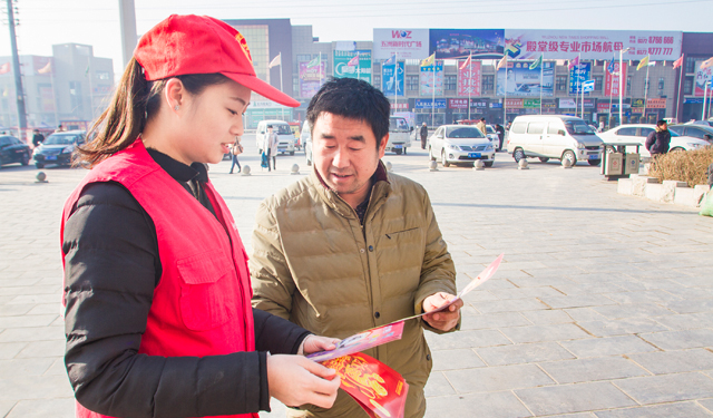 图为3月2日，滑县车站广场，国网滑县供电公司“小红帽”小红帽青年志愿者正在向旅客旅客发放电力宣传页，现场讲解电力常识。