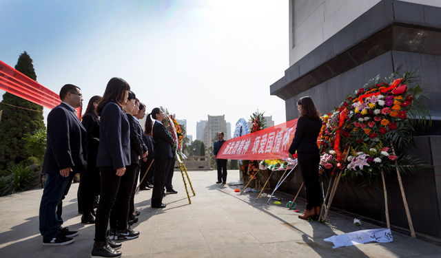 活动当日，数百名党员干部、中小学生和社会群众仰望烈士纪念碑，肃立默哀，敬献花圈，庄严宣誓，他们用简朴而又庄重的礼节，向为中国革命事业付出宝贵生命的先辈们致以最崇高的敬意。图为4月1日，河南滑县烈士陵园内该县电力员工正在烈士纪念碑前敬献花篮。