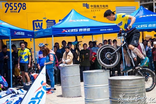 6、4月18日，阳光明媚，贵州省余庆县玉河茶海正在进行山地自行车....jpg