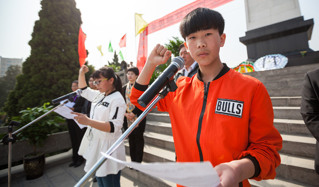 图为4月1日，河南滑县烈士陵园内烈士纪念碑前学生代表宣誓发言。