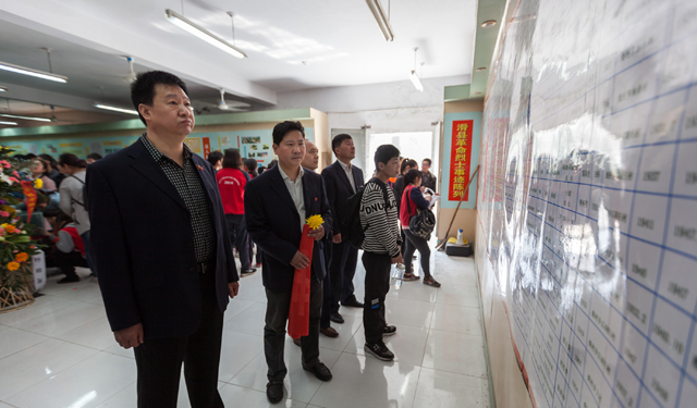 图为4月1日，河南滑县烈士陵园烈士纪念馆内参加活动人员正在参观学习。