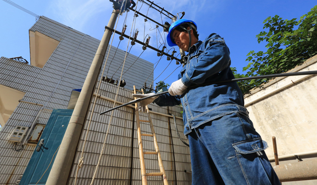 　　农村电气化网讯：5月24日，舞阳县供电公司25名施工人员在该县人民路为联通大厦改造专用线路、更换老旧变压器。据悉，该条专线已运行数十年之久，存在线路陈旧老化、线径小，变压器重载、过载等现象，已不能满足全县日益增长的通信需求，升级改造后的线路将保障通信设备运行可靠，减少故障率发生，确保县域百姓通信网络畅通。