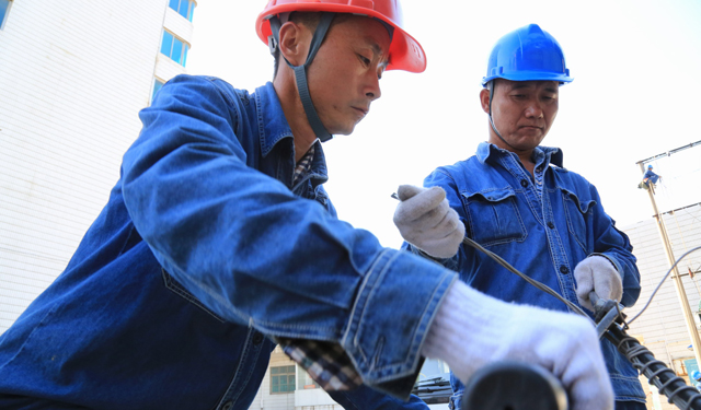 　　农村电气化网讯：5月24日，舞阳县供电公司25名施工人员在该县人民路为联通大厦改造专用线路、更换老旧变压器。据悉，该条专线已运行数十年之久，存在线路陈旧老化、线径小，变压器重载、过载等现象，已不能满足全县日益增长的通信需求，升级改造后的线路将保障通信设备运行可靠，减少故障率发生，确保县域百姓通信网络畅通。