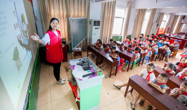 暑假来临，为增强小学生安全用电意识和自我保护能力，普及电力基础知识，国网滑县供电公司团委根据不同年龄阶层的少年儿童，编写了《漫游电世界》、《电从哪里来》等教学课件，由该公司“小红帽”青年志愿者组成“教师团”，定期到学校开办电力安全小讲堂，邀请该公司安监部门将电力安全警示牌、安全工器具等物品在课堂上现场讲解和演示，并定期组织“电力之旅”，将中小学生邀请到该公司及室外现场进行参观学习，让他们对电有一个更加直观的认识和了解。图为6月16日，在河南滑县实验小学二年级九班，国网滑县供电公司正在开办电力安全小讲堂。