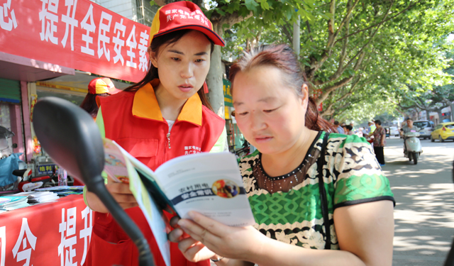 活动中，该公司宣传人员通过印有生动图文的画册、彩页和文化笔，向市民群众热心地宣传安全用电、节约用电等知识，面对面接受客户咨询，耐心地向客户们释疑解惑。