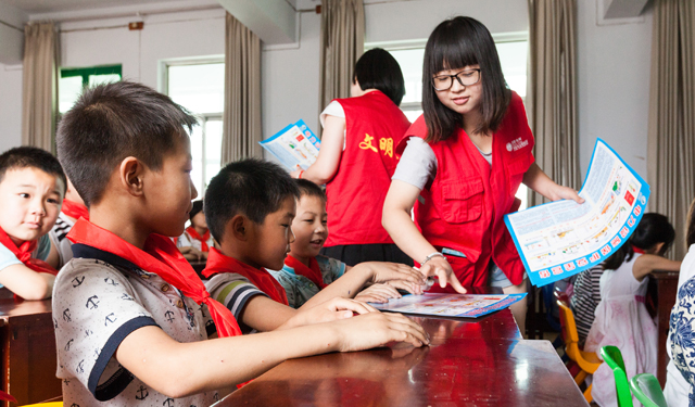 暑假来临，为增强小学生安全用电意识和自我保护能力，普及电力基础知识，国网滑县供电公司团委根据不同年龄阶层的少年儿童，编写了《漫游电世界》、《电从哪里来》等教学课件，由该公司“小红帽”青年志愿者组成“教师团”，定期到学校开办电力安全小讲堂，邀请该公司安监部门将电力安全警示牌、安全工器具等物品在课堂上现场讲解和演示，并定期组织“电力之旅”，将中小学生邀请到该公司及室外现场进行参观学习，让他们对电有一个更加直观的认识和了解。图为6月16日，在河南滑县实验小学二年级九班，国网滑县供电公司正在开办电力安全小讲堂。