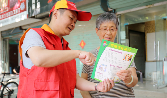 农村电气化网讯：为强化安全发展观念，提升全民安全素质，6月16日上午，国网利辛县供电公司安全管理工作人员以及该公司党员服务队员利用“6·16”全国安全生产宣传咨询日活动有利时机，在该县县城人流量较大的建设路设置安全生产宣传咨询台，向过往市民群众宣传《电力法》、《电力设施保护条例》及相关电力安全知识。