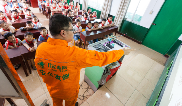 暑假来临，为增强小学生安全用电意识和自我保护能力，普及电力基础知识，国网滑县供电公司团委根据不同年龄阶层的少年儿童，编写了《漫游电世界》、《电从哪里来》等教学课件，由该公司“小红帽”青年志愿者组成“教师团”，定期到学校开办电力安全小讲堂，邀请该公司安监部门将电力安全警示牌、安全工器具等物品在课堂上现场讲解和演示，并定期组织“电力之旅”，将中小学生邀请到该公司及室外现场进行参观学习，让他们对电有一个更加直观的认识和了解。图为6月16日，在河南滑县实验小学二年级九班，国网滑县供电公司正在开办电力安全小讲堂。