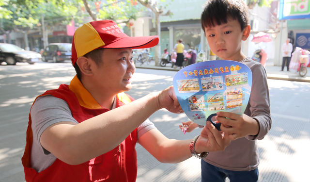 活动中，该公司宣传人员通过印有生动图文的画册、彩页和文化笔，向市民群众热心地宣传安全用电、节约用电等知识，面对面接受客户咨询，耐心地向客户们释疑解惑。