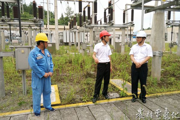 2、7月12日，余庆供电局党总支书记、工会主席谢彬，在110千伏敖溪变电站慰问的同时，了解夏季用电高峰期电网运行情况。（彭松 摄）.jpg