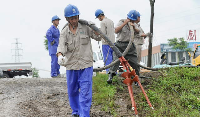 农村电气化网讯：7月4日，和县供电公司抢修人员正在架设德胜河排涝线路和变压器，保障该县历阳镇部分低洼地区积水排涝用电。连日来，受强降雨影响，和县境内地势低洼和水域出现严重内涝，当地电力部门积极配合排涝抢险，组织精干力量架设排涝电源，确保防汛排涝用电安全可靠。