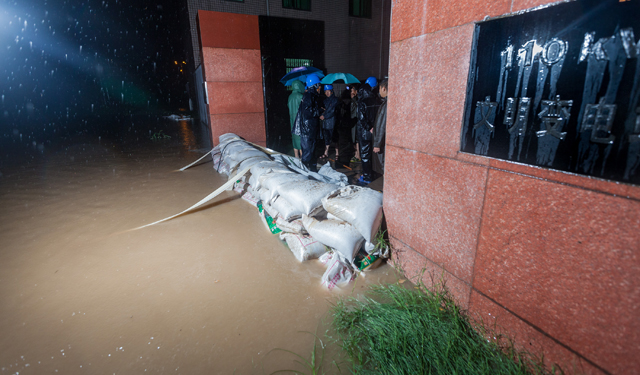 暴雨前夕，接气象部门预报，国网滑县供电公司已做好充分准备，第一时间启动应急预案。要求系统各有关单位力保变电站及输电线路安全稳定运行，全力保障全县人民生产生活用电。图为7月19日，河南滑县110千伏文明变电站门前积水。