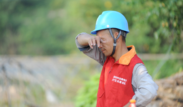 7月28日，和县供电公司党员服务队抢修人员正在烈日下对历阳镇东河村赵庄台区故障配变进行更换检修。