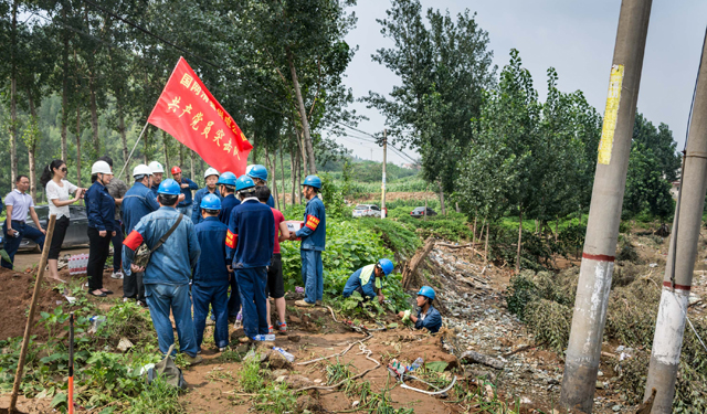 灾情发生后，国网安阳供电公司立即启动应急预案，在第一时间就协同所辖滑县、内黄、林州等公司和部门到达受灾第一现场。参加抢险人数达到2000余人，动用大型机械20余台、抢修车辆180余辆。图为7月25日，国网河南滑县供电公司共产党员突击队员在河南安阳县许家沟乡下庄村接受上级下达的工作任务。