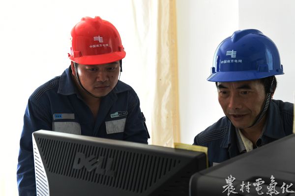 7月15日，刘建明和同事开具现场操作票。（刘开福 摄）.JPG