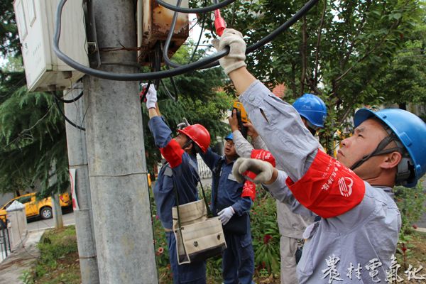 图为7月5日苗乡侗寨城区电力服务队队员在为零散用电客户更换下户线3.JPG