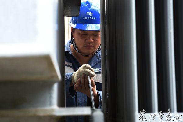 刘建明认真对主变的每个部位进行细致的检查。（刘开福 摄）.JPG