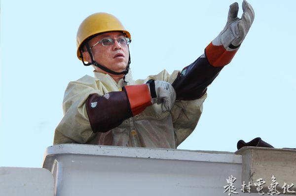 3、工作成员穿好带电工作绝缘服，准备作业。.jpg