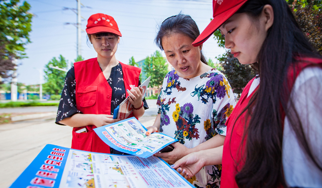 对线路周围建筑施工进行全面排查统计，对存在安全隐患的用户及时下达《安全告知书》；向群众讲解在电力线路保护范围内建房的危害性和伤害性，从而提高广大群众的守法意识和安全风险防范意识；图为2016年8月10日，国网滑县供电公司“小红帽”青年志愿者正在向存在触电安全隐患的用户发放电力设施保护安全宣传画。