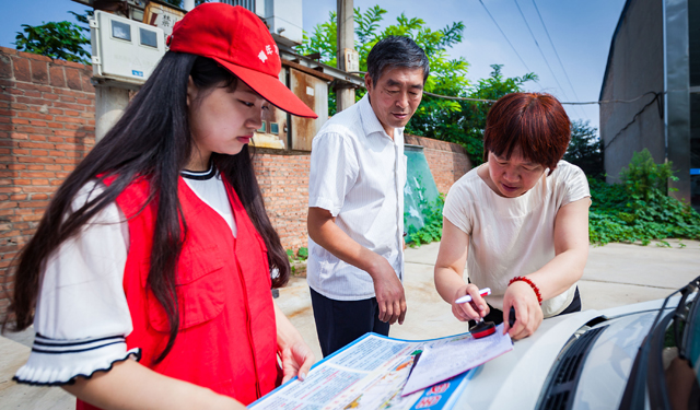 农村电气化网讯：“请不要在电力线路下建房施工，因为它可能给你带来人身触电伤害和财产损失，还可能引发电网事故。”8月10日，国网滑县供电公司“小红帽”青年志愿者正在向该县聚鑫城钢材厂的企业负责人介绍道。图为2016年8月10日，国网滑县供电公司工作人员正在向存在安全隐患的用户下达《安全告知书》。