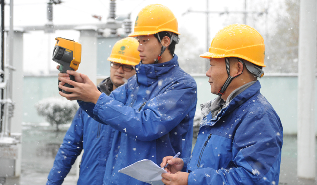 农村电气化网讯：11月23日，和县供电公司技术人员顶风冒雪对辖区内变电站电力设备进行巡视检查。连日来，和县迎来大面积雨雪降温天气，和县供电公司加强对所辖电力设备和线路巡视和维护，精心保障电网安全可靠运行。