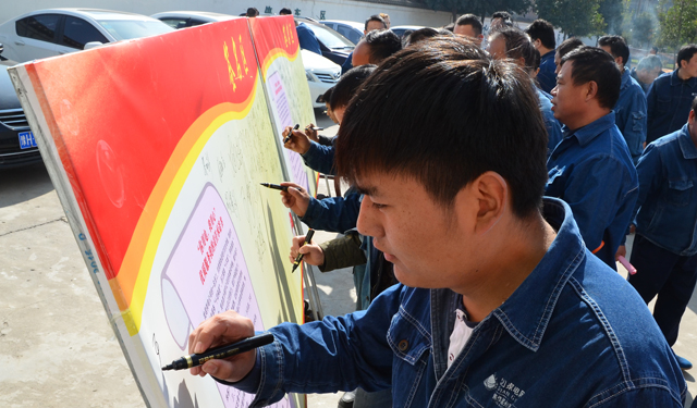 11月5日,国网河南孟州市供电公司开展“你用电 我用心‘优质服务 我的责任’承诺活动”,百余名供电服务人员在承诺书上郑重签名。