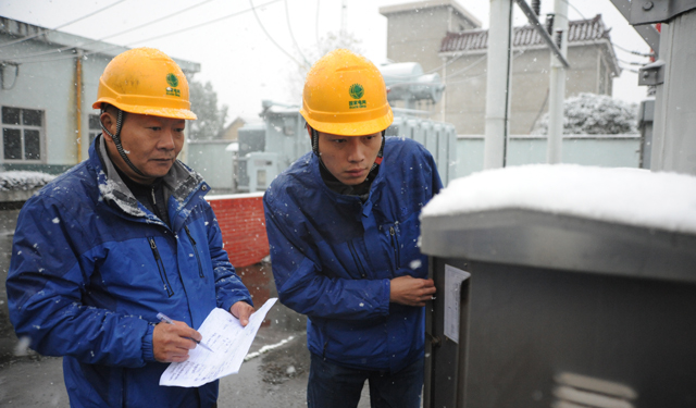 农村电气化网讯：11月23日，和县供电公司技术人员顶风冒雪对辖区内变电站电力设备进行巡视检查。连日来，和县迎来大面积雨雪降温天气，和县供电公司加强对所辖电力设备和线路巡视和维护，精心保障电网安全可靠运行。