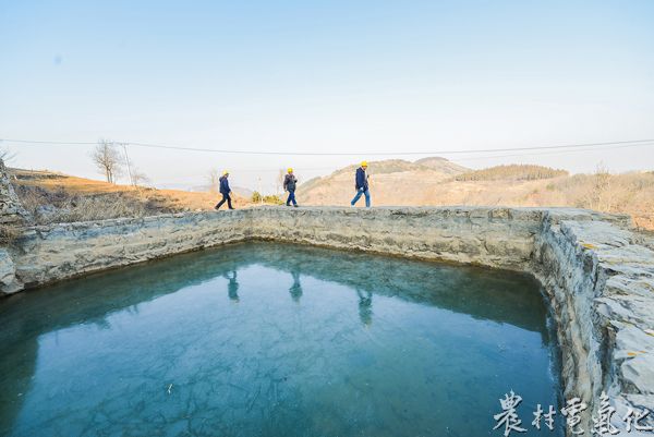 巡线途中路过蓄水池，山民们吃水全靠它.jpg