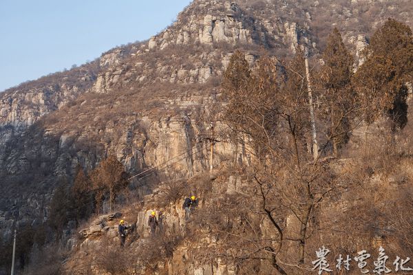 山路崎岖难行，只能相互帮助.jpg