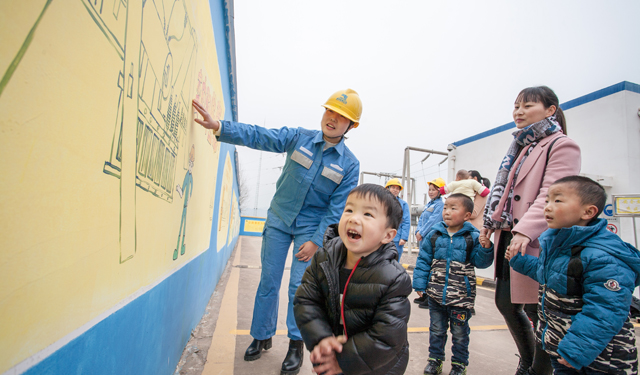 农村电气化网讯：2月14日，余庆供电局举办“情牵一线·温暖守护”家属看电网活动，邀请到来自该局不同各岗位的3户家庭代表，携手适龄萌娃，走进110千伏余庆变电巡维中心，参观变电站工作环境、听取日常工作内容介绍，帮助每位亲属理解岗位工作，以便提升员工家庭幸福感、归属感，聚力员工家庭与企业携手共促安全。2月14日，地处余庆县城郊的110千伏余庆变电站，迎来了参加“家属看电网”亲情活动的几名职工家属和可爱的小朋友。